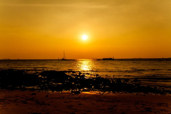 Západ slunce na pláži na Koh Larn Pattaya.Thailand — Stock fotografie