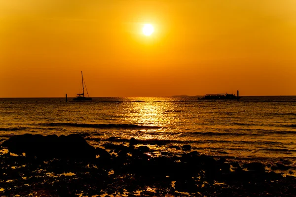 ดวงอาทิตย์ตกที่ชายหาดบนเกาะล้าน พัทยา ประเทศไทย — ภาพถ่ายสต็อก