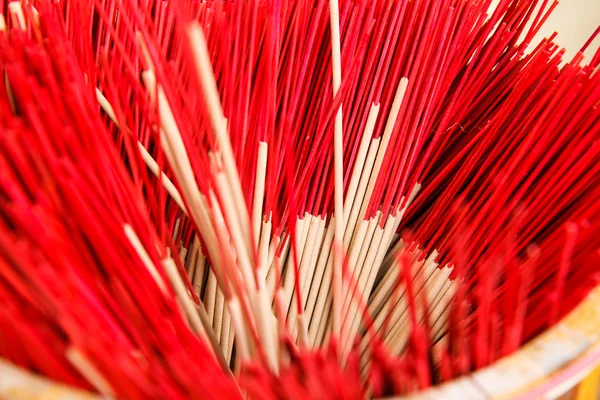 Incienso rojo en un templo budista —  Fotos de Stock