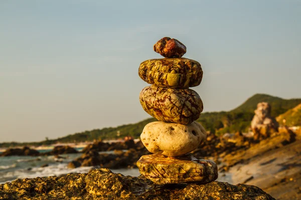Rocce sulla costa del mare nella natura — Foto Stock