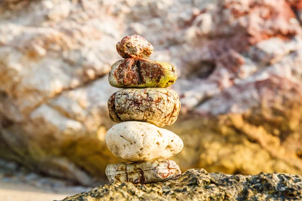 Скалы на побережье моря в природе — стоковое фото