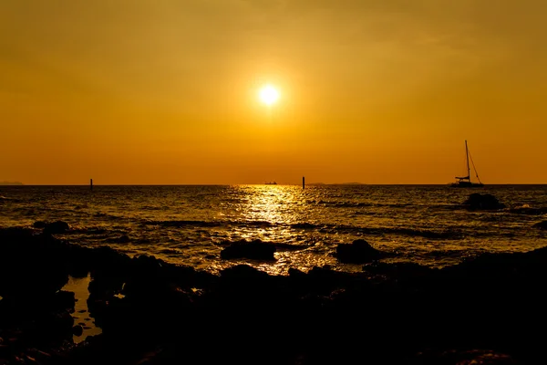 Pôr do sol na praia em Koh Larn Pattaya.Thailand — Fotografia de Stock