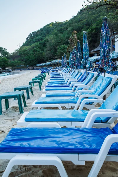 Plážová lehátka na Koh Larn Pattaya.Thailand — Stock fotografie
