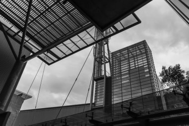 Siyah ve Beyaz Modern Binası 