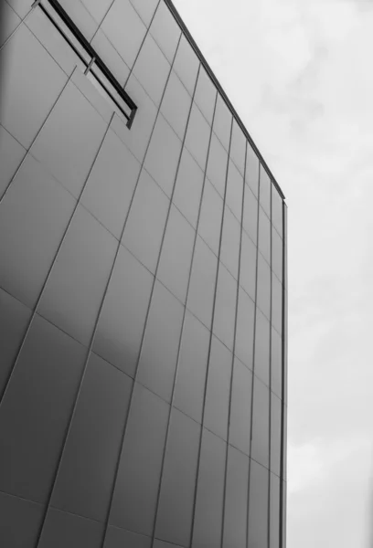 Blanco y negro de edificio moderno — Foto de Stock