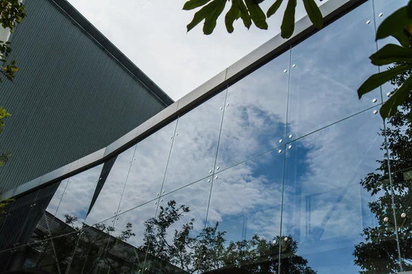 Réflexions dans le bâtiment en verre — Photo