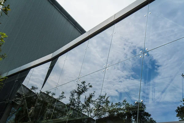 Réflexions dans le bâtiment en verre — Photo