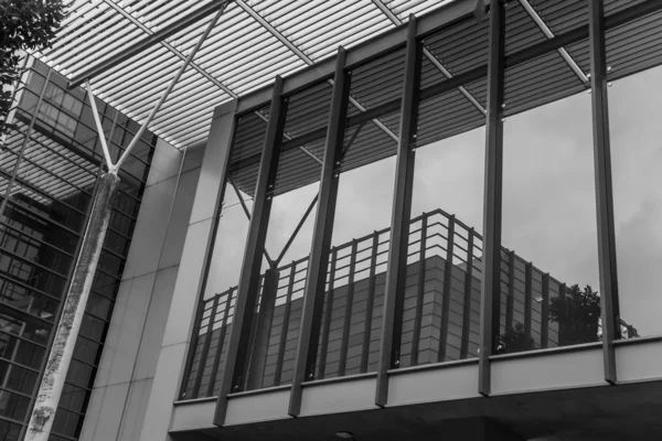 Czarno-białe z nowoczesnym budynku — Zdjęcie stockowe