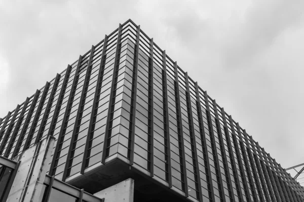 Noir et blanc du bâtiment moderne — Photo