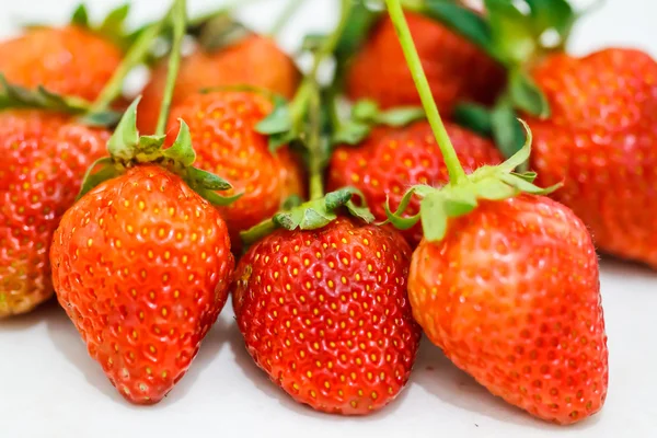 Erdbeeren auf weißem Hintergrund. — Stockfoto