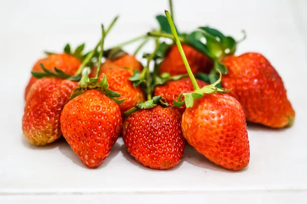 Erdbeeren auf weißem Hintergrund. — Stockfoto