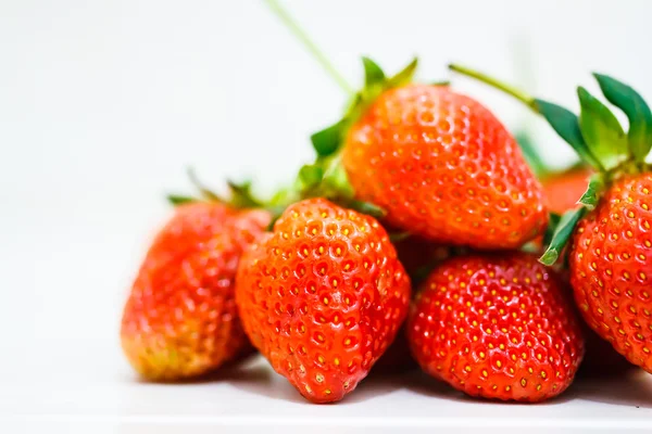 Erdbeeren auf weißem Hintergrund. — Stockfoto