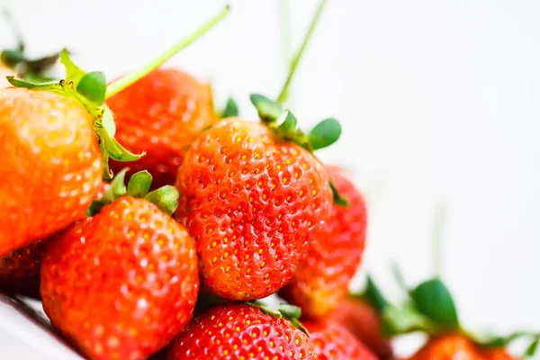 Erdbeeren auf weißem Hintergrund. — Stockfoto