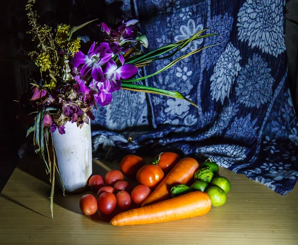 Flores y frutas bodegón —  Fotos de Stock