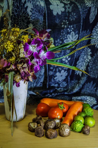 Flores y frutas bodegón —  Fotos de Stock