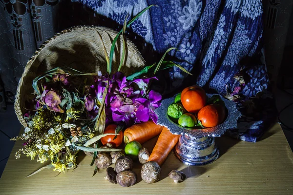 Fiori e frutti nature morte — Foto Stock