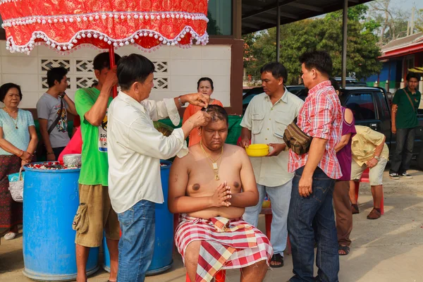 Bangkok 1 de marzo: una serie de ritos de iniciación que han cambiado —  Fotos de Stock