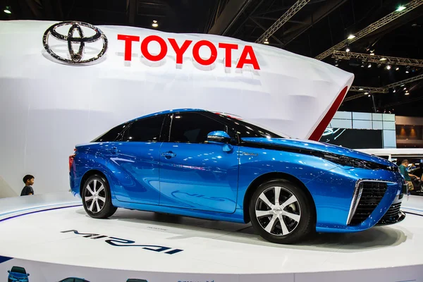 Bangkok, thailand - 4. april 2015: toyota car shows in 36 bangko — Stockfoto