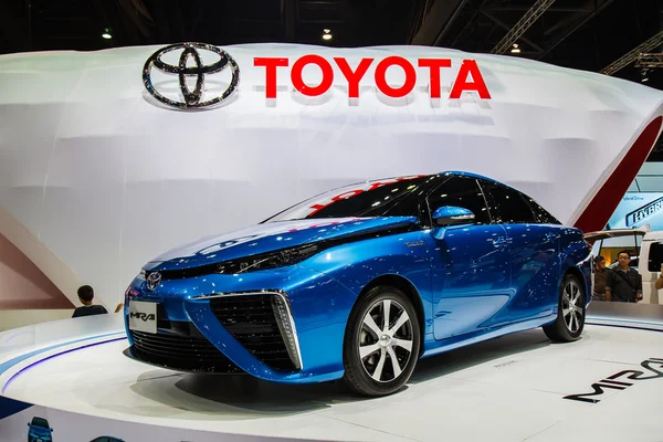 Bangkok, Thailand - 4 April 2015: Toyota bil visar i 36 Bangko — Stockfoto