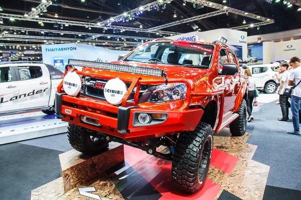 Bangkok, Tailandia - 4 de abril de 2015: Exposiciones de automóviles Isuzu en 36 Bangkok —  Fotos de Stock