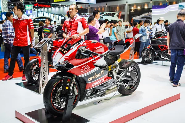 Bangkok, Thailand - 4 April 2015: Ducati bil visar i 36 Bangko — Stockfoto