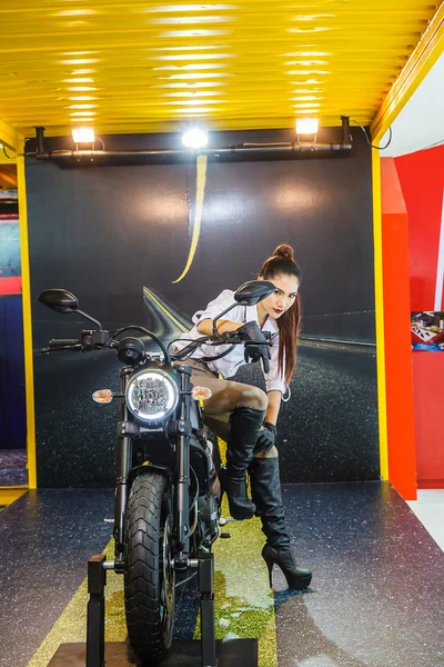 Bangkok, Thailand - April 4, 2015: Booth Ducati presenter demons — Stock Photo, Image