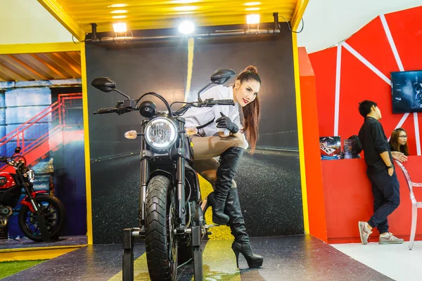 Bangkok, Thajsko - 4 dubna 2015: Booth Ducati moderátor démoni — Stock fotografie