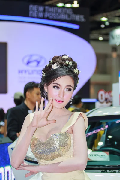 Bangkok, Tailandia - 4 de abril de 2015: Hyundai booth presentador demonio —  Fotos de Stock