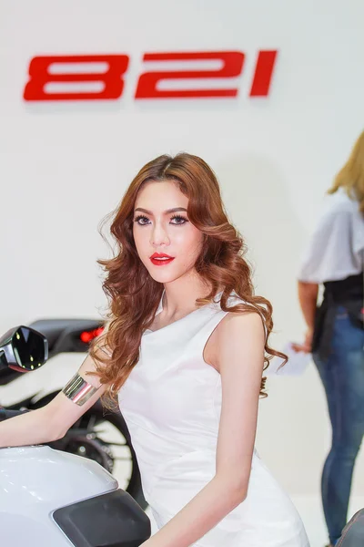Bangkok, Thailanda - 4 aprilie 2015: Demoni prezentatori Booth Ducati — Fotografie, imagine de stoc