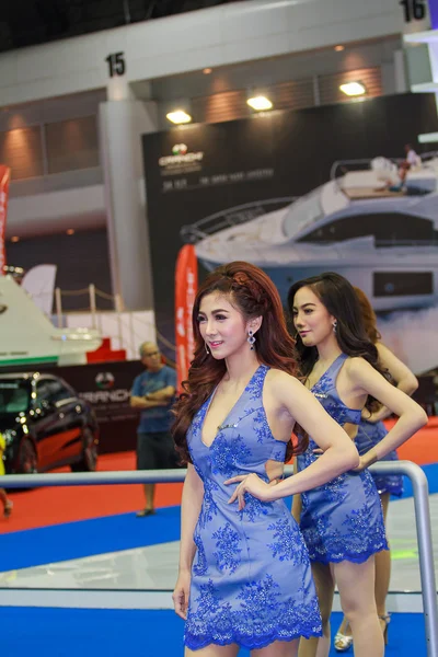 Bangkok, Tailândia - 4 de abril de 2015: Demônios apresentadores de cabine de Subaru — Fotografia de Stock