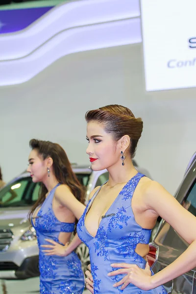 Bangkok, Thailandia - 4 aprile 2015: i demoni presentatori dello stand Subaru — Foto Stock