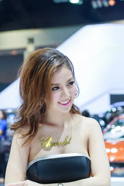 Bangkok, Tailandia - 4 de abril de 2015: Chevrolet stand presenter dem —  Fotos de Stock