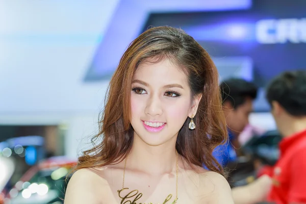 Bangkok, Thajsko - 4 dubna 2015: Chevrolet stánku moderátor dem — Stock fotografie