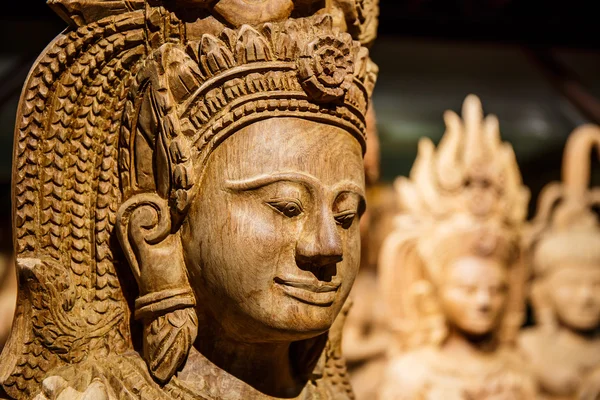 Cambodge sculpture sur bois art — Photo