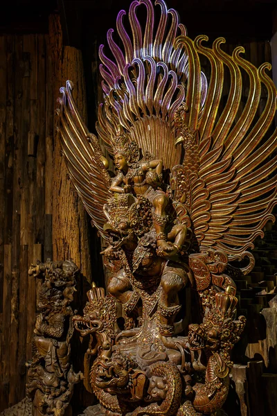 Nakhon Pathom, Tailandia - 1 de mayo de 2015: Estatua de Garuda del Hindú. Museo del Bosque en Nakhon Pathom, Tailandia — Foto de Stock