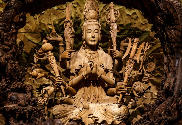 Guan Yin ahşap oyması — Stok fotoğraf