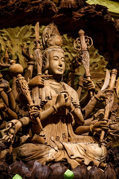 Sculpture sur bois Guan Yin — Photo