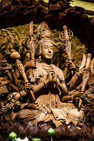 Guan Yin ahşap oyması — Stok fotoğraf