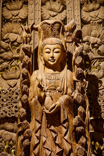 Guan Yin houtsnijwerk — Stockfoto