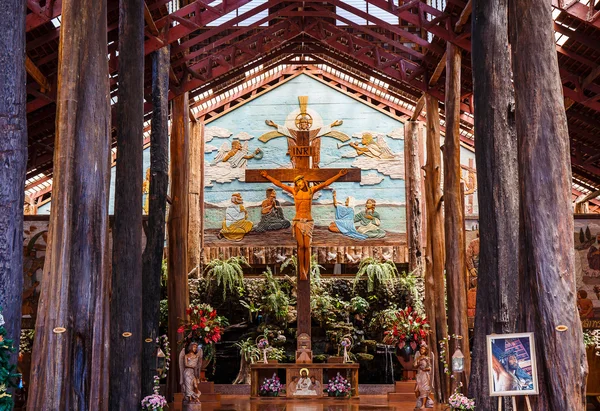 Nakhon Pathom, Thailand - 1 maj 2015: Jesus Kristus på korset på Woodlands museum i Nakhon Pathom, Thailand — Stockfoto