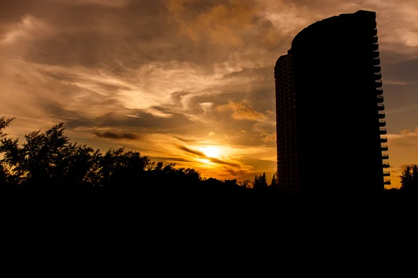 Lever de soleil devant le bâtiment — Photo