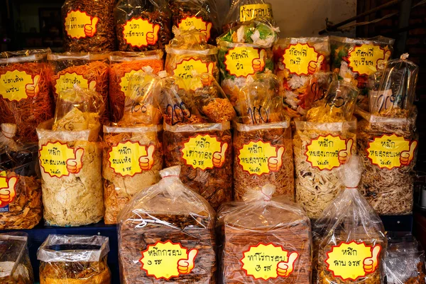 BANGKOK, TAILANDIA - 31 de mayo: Mariscos secos envasados en bolsas para la venta en Bangkok el 31 de mayo de 2015 en Bangkok, Tailandia . — Foto de Stock