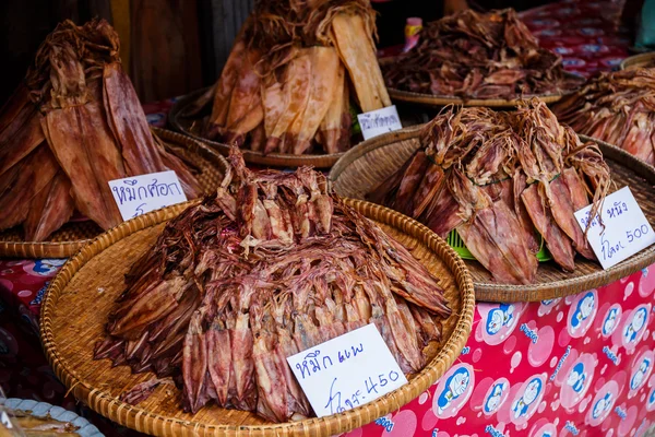 Gedroogde inktvis in markt — Stockfoto