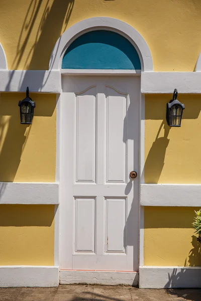 Λευκή πόρτα από ξύλο σε τοίχο από τούβλα — Φωτογραφία Αρχείου