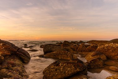 gündoğumu atmosferinin sahilde