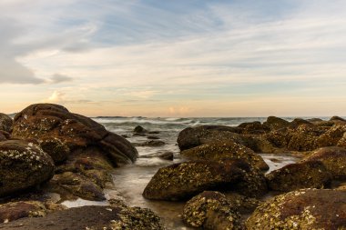 gündoğumu atmosferinin sahilde