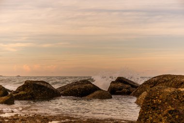 gündoğumu atmosferinin sahilde