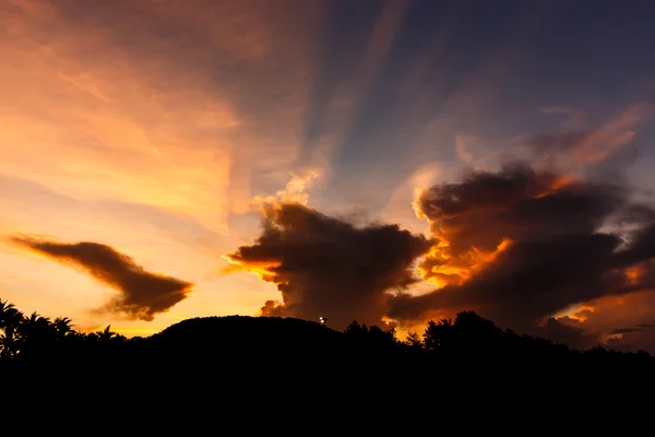 Der Sonnenaufgang über den Bergen — Stockfoto