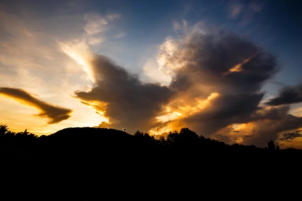 Der Sonnenaufgang über den Bergen — Stockfoto