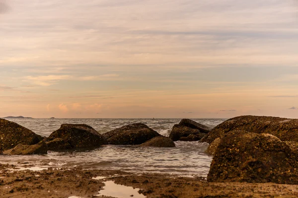 Атмосфера на восходе солнца на пляже — стоковое фото